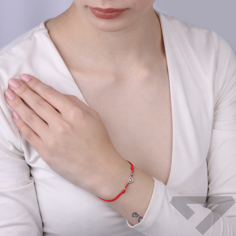 Bransoletka sznurkowa czerwona z serduszkiem ze srebra 925