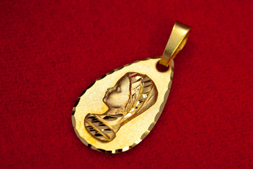 Złote medaliki jako prezent: Dla kogo i z jakiej okazji warto je wybierać?