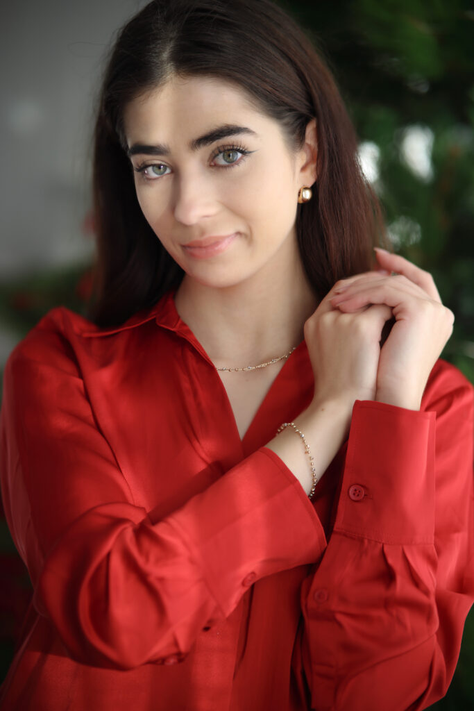 Minimalistyczna biżuteria – jak nosić delikatne dodatki na co dzień?