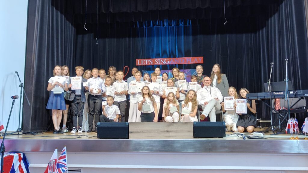 „Let’s sing and play” – muzyka, pasja i młode talenty z Sądecczyzny „Let’s sing and play” – muzyka, pasja i młode talenty z Sądecczyzny